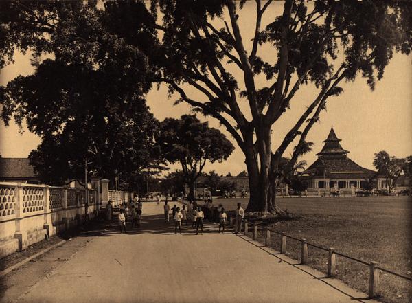 Berpelesir Ke Masjid Agung Bandung di Masa Kolonial